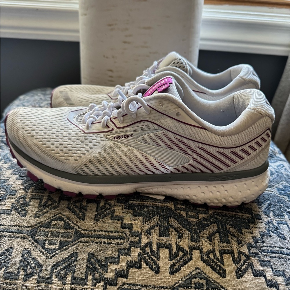 Brooks White‎ and Pink Athletic Shoes with Cushioned Sole